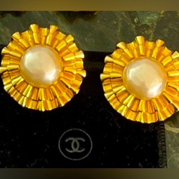 CHANEL vintage clip on earrings AUTHENTIC! - Picture 1 of 2
